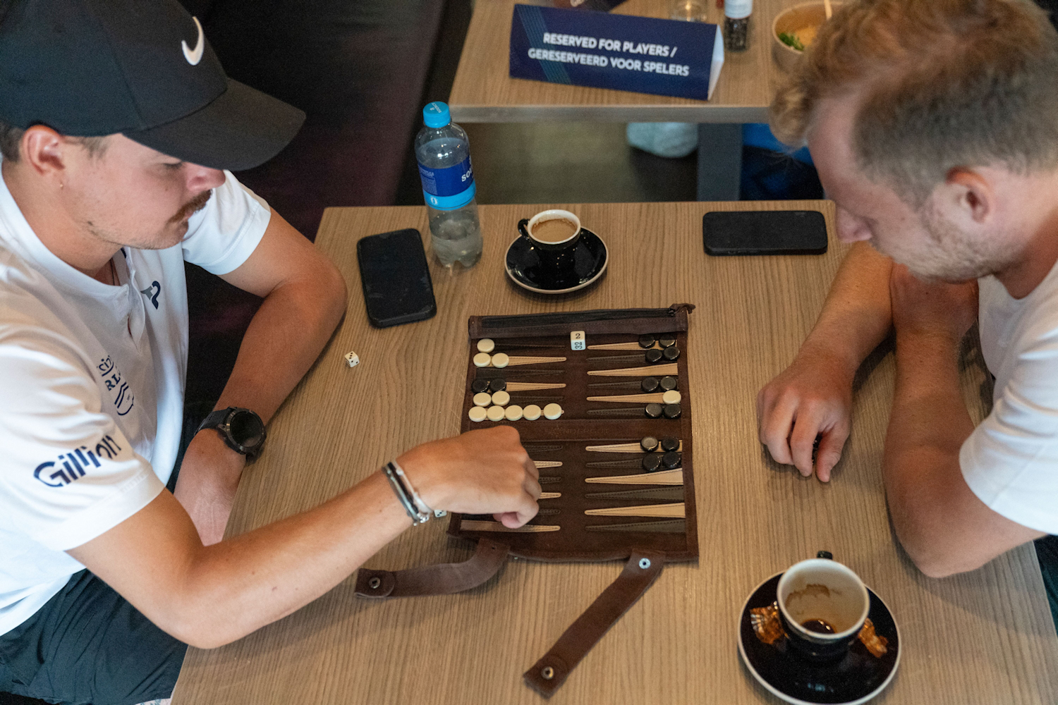 Gauthier Onclin ontspant met backgammon tijdens Dutch Open Tournament