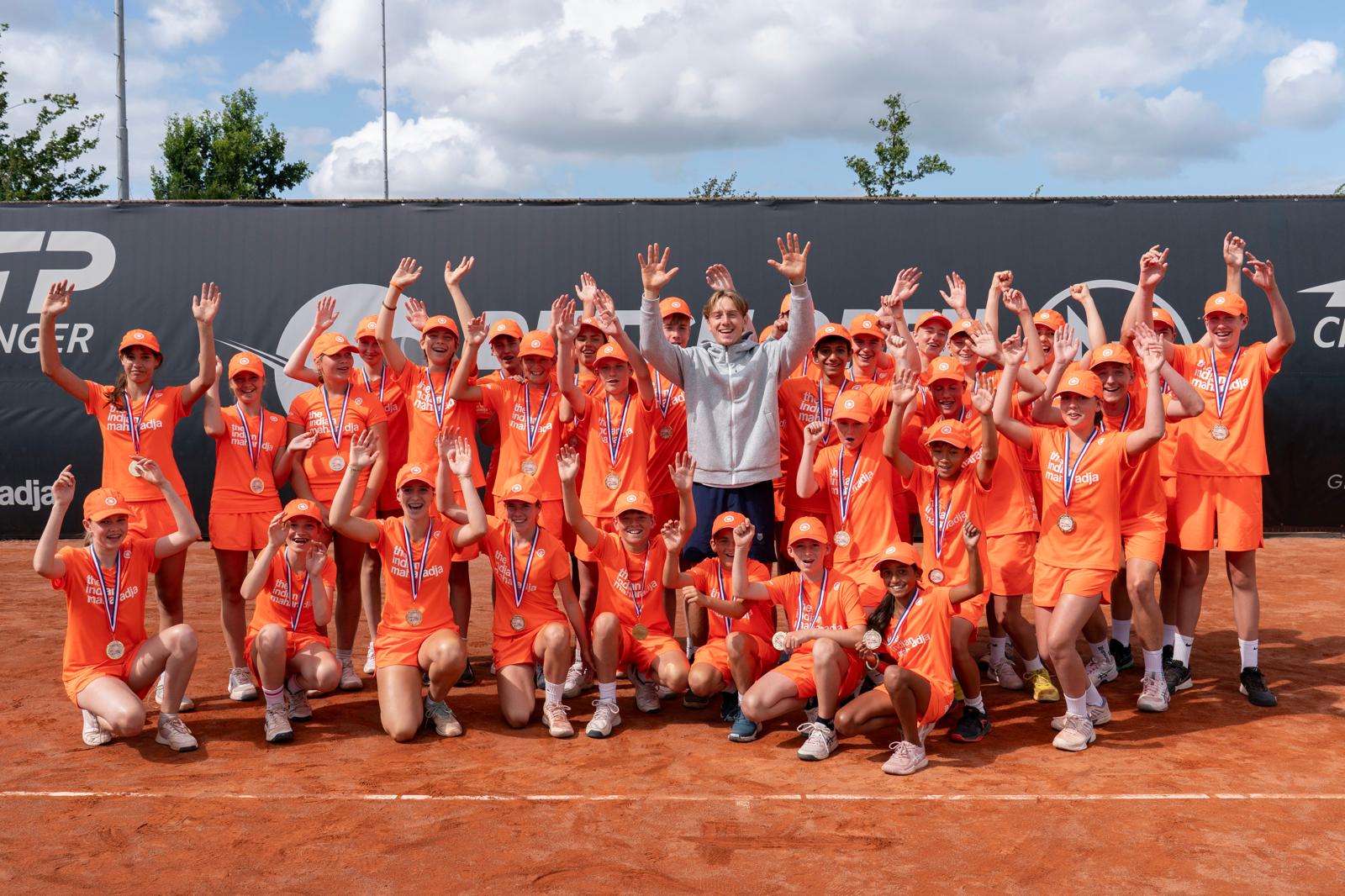 Winnaar 2026 Guy den Ouden met ballenkinderen