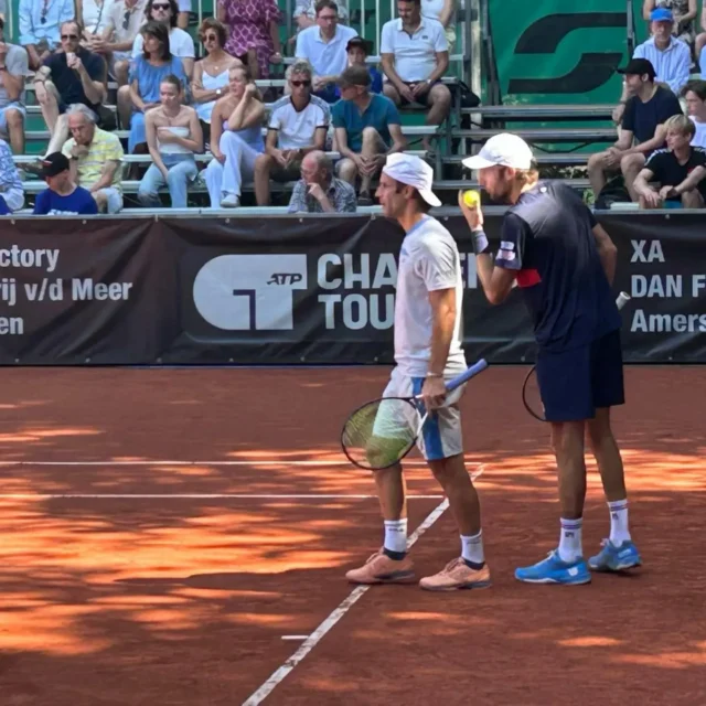 Finale Heren Dubbel is begonnen.
Eerste set gaat naar Demoliner/Duran
7-6